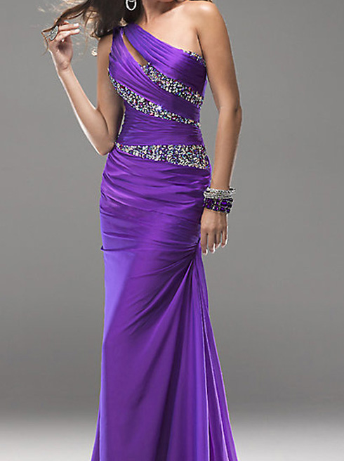 длинное фиолетовое платье на одно плечо